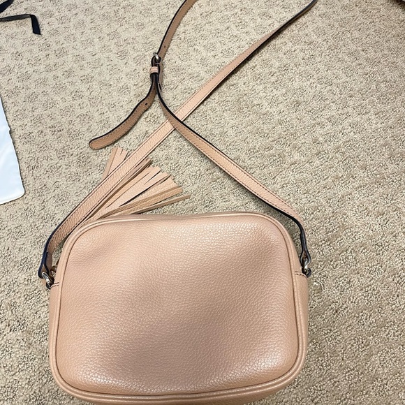 Gucci Pebbled Calfskin Small Soho Disco Bag Camelia. - Picture 6 of 10